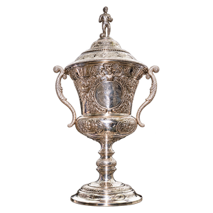 Scottish-Junior-Cup-Pokalform von 1897 und identische Replik